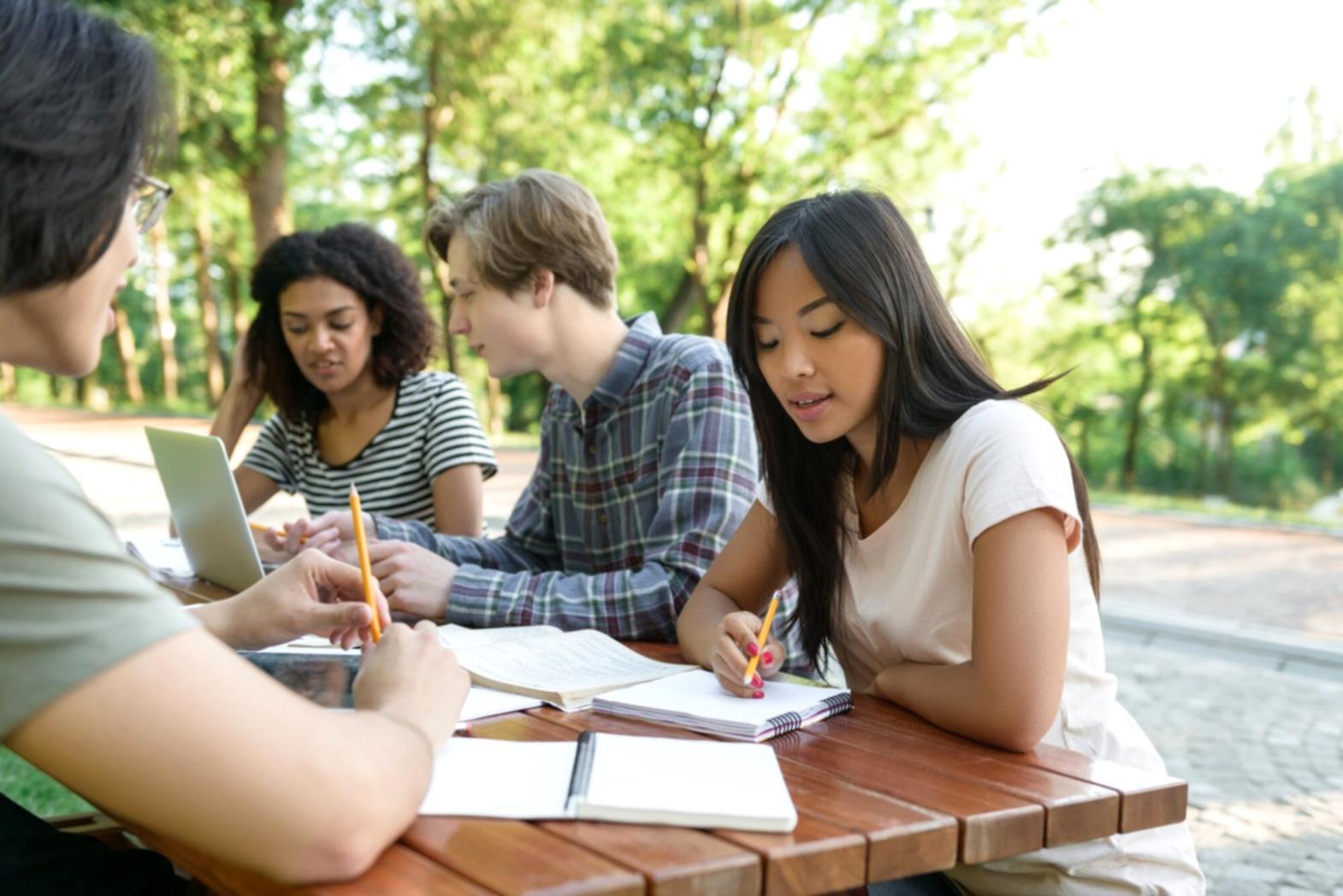 Gruppo di studenti che collabora su progetti di effetti visivi per giochi mobile